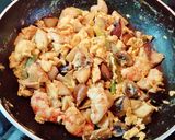 Foto del paso 6 de la receta Revuelto de ajetes, setas variadas y gambas