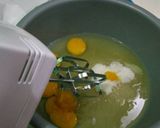 Foto langkah ke 2 dari resep Bolu kukus pelangi.