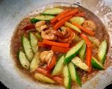 รูปขั้นตอนการทำที่ 4 ของ กุ้งผัดแตงกวา