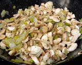 Foto del paso 4 de la receta: Pollo con salsa cremosa de champiñones