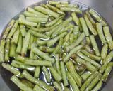 รูปขั้นตอนการทำที่ 1 ของ ถั่วฝักยาวผกะปิใส่ไก่