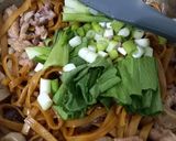 Foto langkah ke 4 dari resep Kwetiau Goreng Ayam Bakso ala Solaria.