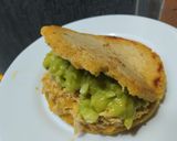 Foto del paso 9 de la receta: Arepa rellena de pollo con salsa de manzana, zanahoria, cebolla y crema...🫓🥙🥯