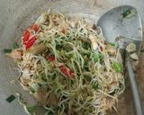 Foto langkah ke 5 dari resep Cah Taoge Ayam Kucai.