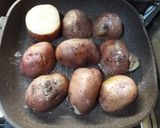 Foto del paso 2 de la receta: Papas salteadas al romero