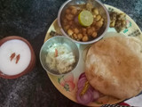 छोले भटूरे विथ कुल्लड़ वाली लस्सी (Chole bhature with kulhad wali lassi recipe in hindi)