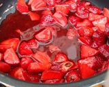 Foto langkah ke 2 dari resep Strawberry Panna Cotta.