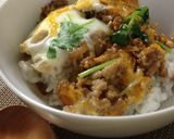 A picture of step 6 of Easy Chicken Soboro Oyakodon (Chicken and Egg Rice Bowl).