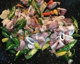 Foto langkah ke 2 dari resep Oseng cumi cabe hijau.