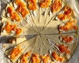 Foto del passaggio 2 della ricetta Cornetti di sfoglia al salmone