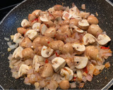 Foto del paso 3 de la receta: Pasta alla Puttanesca con Champiñones