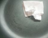 A picture of step 3 of Stick egg net sausage.