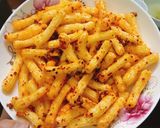 Hình bước làm 3 của món Nui chiên bơ tỏi cay