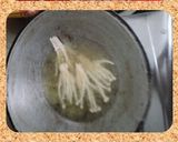 Foto langkah ke 4 dari resep Jamur Enoki Goreng.