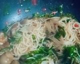 รูปขั้นตอนการทำที่ 2 ของ เส้นบุกนุ่มผัดผักกูด,กุ้ง,เห็ดฟาง - คีโต