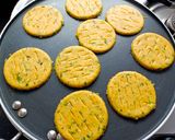 કોથમીર મરચા બિસ્કિટ ભાખરી (Biscuit bhakhri recipe in Gujarati) રેસીપી સ્ટેપ3ફોટો