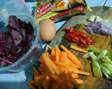Foto langkah ke 1 dari resep Mi kuah sayur.