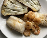 Foto del paso 10 de la receta: Supremas de merluza y gambones, al vino blanco, con ajos y aove