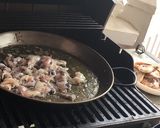 Foto del paso 1 de la receta: Arroz negro en barbacoa de gas weber o similar