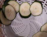 Foto del paso 2 de la receta: Calabacín relleno de mozzarella