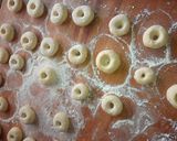 Foto del paso 2 de la receta: Rosquitas esponjosas bañadas en chocolate ❤️