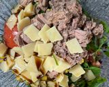 Foto del paso 5 de la receta: Ensalada de atún, hojas verdes, choclo, tomate, repollo y queso. De veranito! ☀️