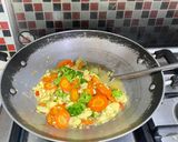 Foto langkah ke 3 dari resep Tumis Brokoli Wortel Telur.