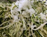 Une image de l'étape 2 de Galettes de courgettes.