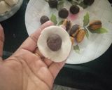 A picture of step 5 of Sesame Chocolate & dry dates balls.