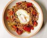 A picture of step 6 of Yakisoba with sunny side up egg.