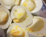 Foto del paso 3 de la receta: Huevos rellenos de aguacate🥑