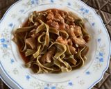 Foto del paso 2 de la receta: Tallarines de espinaca con salsa de patitas de cerdo
