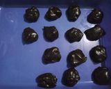 Foto langkah ke 7 dari resep Double Choco Mochi Strawberry.