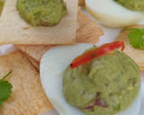 Foto del paso 3 de la receta: Huevos Rellenos con Palta, Guacamole