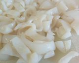 A picture of step 1 of Gamberi e calamari piccante spicy prawns and squid.