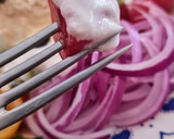 Foto del paso 5 de la receta: Ensalada multicolor de tomates cherry rojos y amarillos con cebolla morada y pepino ❤️💛💜💚