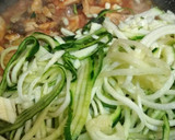 Foto del paso 7 de la receta: Tallarines de calabacín con surimi y champiñones. Receta 5*