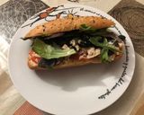 Foto del paso 3 de la receta: Bocadillo de atún con brotes de lechuga variada, tomate, olivas negras y mahonesa