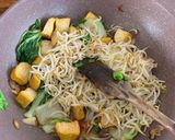 Foto langkah ke 5 dari resep Tumis Tahu Tauge Sawi.
