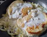 Foto del paso 3 de la receta: Pechuga de pollo en salsa de queso🧀🍗🧅