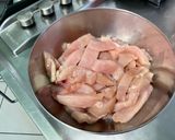 Une image de l'étape 2 de Poulet aux carottes, épices et lait de coco.