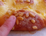 Foto del paso 9 de la receta: Coca de Sant Joan 2024 v2: De crema, naranja confitada, almendras y piñones
