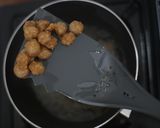 Foto langkah ke 2 dari resep Basis Pedas Asam Manis Nano Nano (Bakso Sosis).