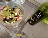 Foto del passaggio 3 della ricetta Insalata di fave crude con tonno, feta, cetriolo, ravanelli e olive nere