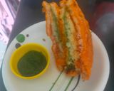 A picture of step 8 of Tiranga bread pakora.