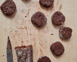 Foto del paso 3 de la receta: Galletas de harina de garbanzos, cacao y frutos secos en sartén