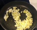 Foto del paso 2 de la receta: Habitas con jamón y huevo