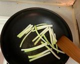A picture of step 2 of Scallion Braised Pork Ribs.