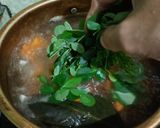 Foto langkah ke 2 dari resep Bening Daun Kelor.