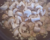 Foto del paso 2 de la receta: Pollo en salsa con espinacas y champiñones